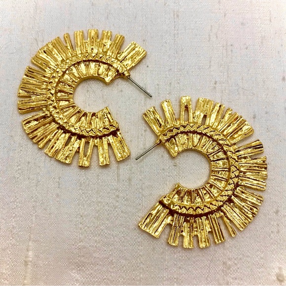 💫Zara Textured Fan Shaped Earrings💫 - Picture 2 of 4